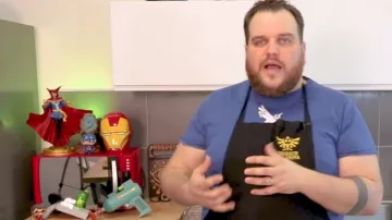 La figura funko pop del Capitán América de Gastronogeek (Thibaud Villanova) en su video "Receta Deadpool - Chimichangas"