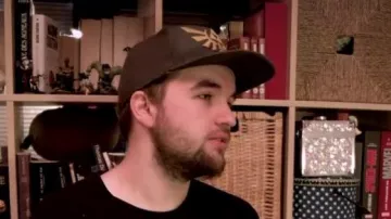 Gorra de Legend of Zelda (patrón verde y dorado) vista en Le Point - marzo de 2018 (Linksthesun)