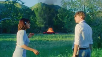 Le pull bleu pastel de Selena Gomez dans son clip "Back to You"