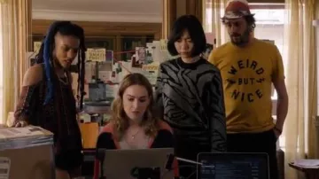 Le t-shirt jaune "Weird but nice" de Bug (Michael Sommers) dans Sense8 S02E11