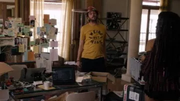 "Bizarre, mais agréable" slogan jaune tee porté par le Bogue (Michael Sommers) comme on le voit dans Sense8 S02E11