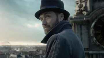 Blue trench coat  worn by Albus Dumbledore (Jude Law) as seen in Fan­tas­tic Beasts: The Crimes Of Grindel­wald