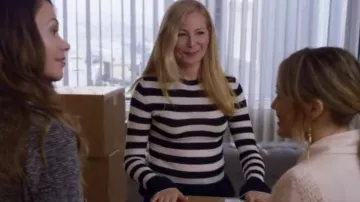 Le top rayé bleu navy et blanc Kaithe de Pauline (Jennifer Westfeldt) dans Younger S05E01