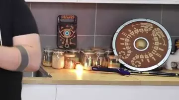 The backpack shield Zelda Breath of the Wild of Gastronogeek (Thibaud Villanova) in his video "Recipe The Legend of Zelda - The Cake Monster"