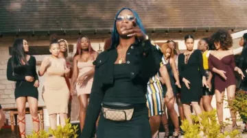 El plátano Gucci marrón y beige de Aya Nakamura en el clip Por qué fuerzas