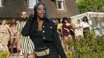 La chaqueta vaquera crop top de Aya Nakamura en el clip Why you Force feat DJ Erise