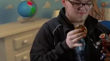 Bola de cristal de bola de dragón vista en Chansons françaises: le moment où ça a merdé (reseña) por Linksthesun