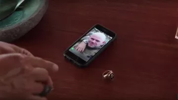 The ring cross of Lorraine Thomas Magnum (Jay Hernandez) in Magnum P. I. (2018) (S01)