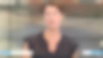 La robe bleu marine toute en dentelle Claudie Pierlot de Carole Gaessler dans le 19/20 de France 3 le 06.06.18 le