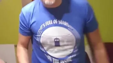 T-shirt IT'S FULL OF STARS ON THE INSIDE A DOCTOR WHO / 2001 A SPACE ODISSEY porté par e-penser dans "Vlog - Sur le tournage du Joueur du Grenier !"