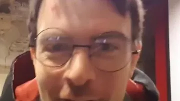 Lunettes Harry Potter portées par le joueur du grenier dans la vidéo de Linksthesun "Vlog - Sur le tournage du Joueur du Grenier !"