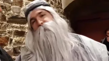 Peluca y barba usadas por el jugador del ático en el video de LInksthesun "Vlog - On the set of the Attic Player!"