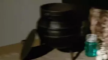 Decoración del caldero del video de Linksthesun "Vlog - On the set of the Attic Player!"