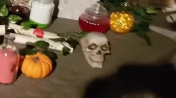 Decoración de la calavera del video linksthesun "Vlog - On the set of the Attic Player!"