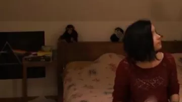 El póster negro de Pink Floyd en el juego sobre el video de revisión - Vitaa feat. Gims Maestros de LinksTheSun