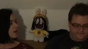 El peluche Rabbid Rasta en el video de revisión de Game over - Vitaa feat. Gims Maestros de LinksTheSun
