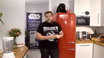 The refrigerator combined red Smeg of Gastronogeek (Thibaud Villanova) in his video, "Recipe Star Wars Milk Shake milk blue"