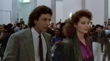 La cravate bordeaux de Seth Brundle (Jeff Goldblum) dans La mouche