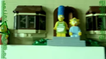 Lego Marge Simpson (con delantal) visto en Point Culture: Fan Theories in The Movies (Parte 1) REUPLOAD (Linksthesun)