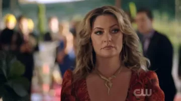Le collier serpent de Alice Cooper (Mädchen Amick) dans Riverdale S02E05