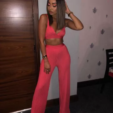 The pants coral Leigh-Anne Pinnock (Little Mix) on his account Instagram