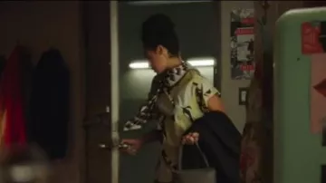 Top amarillo usado por Kat Edison (Aisha Dee) en The Bold Type S02E01