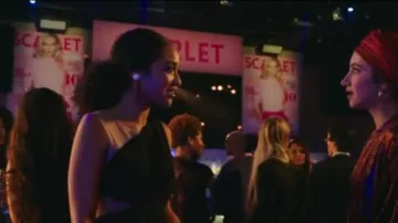 Rick Owens coupé noir salopette portée par Kat Edison (Aisha Dee) dans Le Gras de Type S02E01