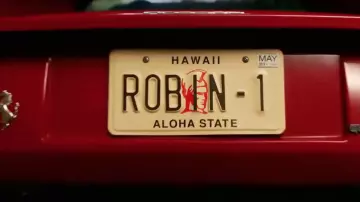 La plaque d'immatriculation Robin-1 de la Ferrari de Thomas Magnum (Jay Hernandez) dans Magnum P. I. (2018) (S01)