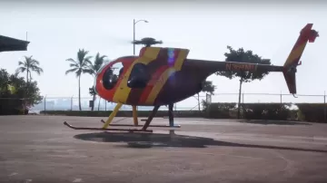 The helicopter TC Calvin (Stephen Hill) in Magnum P. I. (2018) (S01)