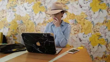 The housing in black marble custom pink gold MacBook Caroline Receveur on his Youtube channel