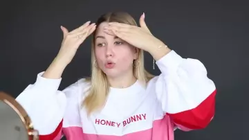 Le Sweat blanc et rose colorblock Honey Bunny de Enjoy Phoenix testé dans sa vidéo "Je teste les pires produits Séphora"
