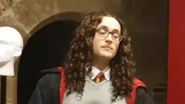 Peluca de Hermione en el video de linksthesun "Vlog - On the set of the Attic Player!"