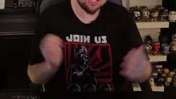 T-Shirt Crush the resistance vu dans Jul - Wesh alors (critique) (Linksthesun)