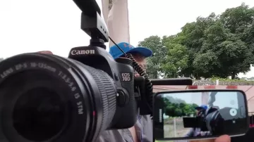 Slr camera in the video Linksthesun "Vlog - LinksTheSun to Geek Faëries 2017"