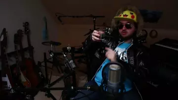 Guitare Acoustique Classique vue dans Jul - Wesh alors (critique) (Linksthesun)