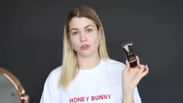 La Tom Ford Waterproof Foundation / Dark Circles de Enjoy Phoenix probada en su video "Pruebo los peores productos Sephora"