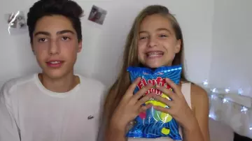 Le paquet de bonbons Fluffy Stuff dans la vidéo de dégustation US de Alex Tamburini sur Youtube