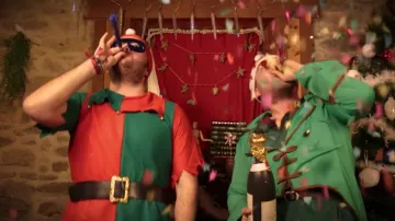 Disfraz de elfo navideño verde y rojo adulto visto en The Point - Diciembre 2016 (Linksthesun)