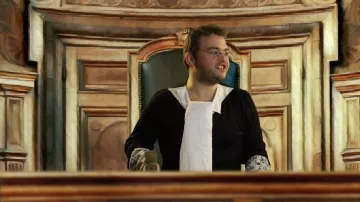 Pañuelo blanco visto en I am - BigFlo & Oli (reseña) (Linksthesun)