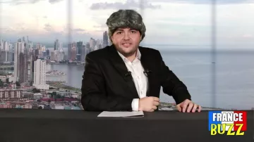 Hombre rizado de peluca negra visto en I am - BigFlo & Oli (revisión) (Linksthesun)