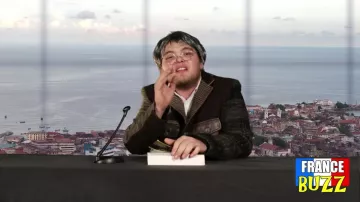 Hombre de peluca gris corta visto en I am - BigFlo & Oli (revisión) (Linksthesun)