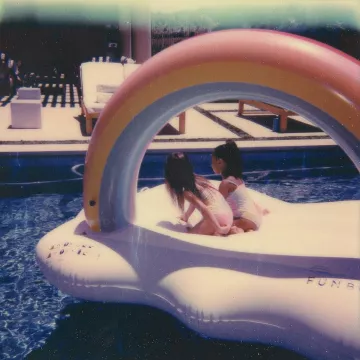 La boya de nubes con arco iris vista en la publicación de instagram de Kim Kardashian West