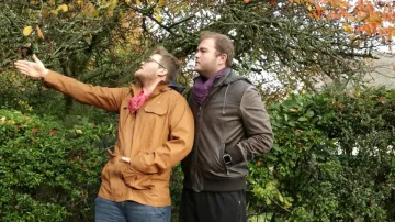 Red Bandana visto en I Am - BigFlo & Oli (reseña) (Linksthesun)