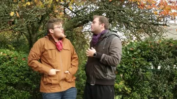 Pañuelo púrpura para hombres visto en I Am - BigFlo & Oli (revisión) (Linksthesun)