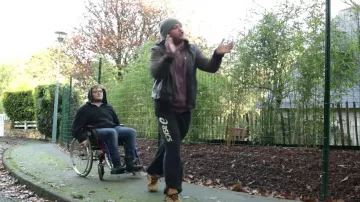 Silla de ruedas plegable azul vista en I am - BigFlo & Oli (revisión) (Linksthesun)