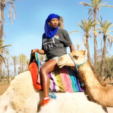 Le t-shirt noir Pink Floyd "The Dark Side of The Moon" porté par Aya Nakamura sur Instagram