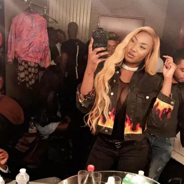 Chaqueta vaquera negra desteñida de Aya Nakamura con estampado de llama ASOS en Instagram