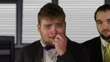 Pajarita púrpura vista en I am - BigFlo & Oli (reseña) (Linksthesun)