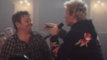 Le sweatshirt à capuche imprimé poissons roses Sandro de Vald dans son clip Deviens génial