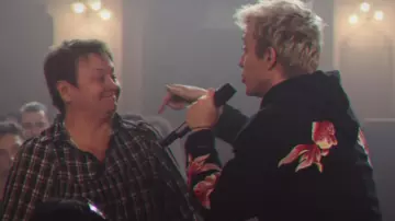 Le sweatshirt à capuche imprimé poissons roses Sandro de Vald dans son clip Deviens génial